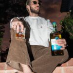 Chay Suede Instagram - #publicidade eu + @thesingletonwhisky = match perfeito 🥃💙 Aprecie com moderação. Não compartilhe com menores de 18 anos. @clubenadaclassico