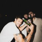 Chay Suede Instagram - Isso foi no ano novo :)) 1 - Teve hamburger e Chayzinho defumado 2 - Teve Laurinha cantando com paixão 3 - Teve a gente bem demais 4 - Como eu disse, BEM DEMAIS 5 - Defumado mas feliz da vida 6 - Aceitas? 7 - Tomando o drink que eu gosto com a mamãe que eu amo 8 - Tomando um Sal de frutas, não tava fácil 9 - Eu dançando sozinhão pra idade 10 - Laurão fazendo da vida seu próprio trio elétrico Feliz ano novo pra vocês, minha turminha amada! 🤍 Algo me diz que 2024 será o ano do #ChayChat 👁👁 Voltamos com mais notícias...