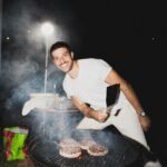 Chay Suede Instagram - Isso foi no ano novo :)) 1 - Teve hamburger e Chayzinho defumado 2 - Teve Laurinha cantando com paixão 3 - Teve a gente bem demais 4 - Como eu disse, BEM DEMAIS 5 - Defumado mas feliz da vida 6 - Aceitas? 7 - Tomando o drink que eu gosto com a mamãe que eu amo 8 - Tomando um Sal de frutas, não tava fácil 9 - Eu dançando sozinhão pra idade 10 - Laurão fazendo da vida seu próprio trio elétrico Feliz ano novo pra vocês, minha turminha amada! 🤍 Algo me diz que 2024 será o ano do #ChayChat 👁👁 Voltamos com mais notícias...