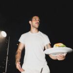 Chay Suede Instagram - Isso foi no ano novo :)) 1 - Teve hamburger e Chayzinho defumado 2 - Teve Laurinha cantando com paixão 3 - Teve a gente bem demais 4 - Como eu disse, BEM DEMAIS 5 - Defumado mas feliz da vida 6 - Aceitas? 7 - Tomando o drink que eu gosto com a mamãe que eu amo 8 - Tomando um Sal de frutas, não tava fácil 9 - Eu dançando sozinhão pra idade 10 - Laurão fazendo da vida seu próprio trio elétrico Feliz ano novo pra vocês, minha turminha amada! 🤍 Algo me diz que 2024 será o ano do #ChayChat 👁👁 Voltamos com mais notícias...