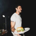 Chay Suede Instagram - Isso foi no ano novo :)) 1 - Teve hamburger e Chayzinho defumado 2 - Teve Laurinha cantando com paixão 3 - Teve a gente bem demais 4 - Como eu disse, BEM DEMAIS 5 - Defumado mas feliz da vida 6 - Aceitas? 7 - Tomando o drink que eu gosto com a mamãe que eu amo 8 - Tomando um Sal de frutas, não tava fácil 9 - Eu dançando sozinhão pra idade 10 - Laurão fazendo da vida seu próprio trio elétrico Feliz ano novo pra vocês, minha turminha amada! 🤍 Algo me diz que 2024 será o ano do #ChayChat 👁👁 Voltamos com mais notícias...