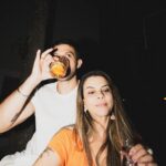 Chay Suede Instagram - Isso foi no ano novo :)) 1 - Teve hamburger e Chayzinho defumado 2 - Teve Laurinha cantando com paixão 3 - Teve a gente bem demais 4 - Como eu disse, BEM DEMAIS 5 - Defumado mas feliz da vida 6 - Aceitas? 7 - Tomando o drink que eu gosto com a mamãe que eu amo 8 - Tomando um Sal de frutas, não tava fácil 9 - Eu dançando sozinhão pra idade 10 - Laurão fazendo da vida seu próprio trio elétrico Feliz ano novo pra vocês, minha turminha amada! 🤍 Algo me diz que 2024 será o ano do #ChayChat 👁👁 Voltamos com mais notícias...