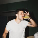 Chay Suede Instagram - Isso foi no ano novo :)) 1 - Teve hamburger e Chayzinho defumado 2 - Teve Laurinha cantando com paixão 3 - Teve a gente bem demais 4 - Como eu disse, BEM DEMAIS 5 - Defumado mas feliz da vida 6 - Aceitas? 7 - Tomando o drink que eu gosto com a mamãe que eu amo 8 - Tomando um Sal de frutas, não tava fácil 9 - Eu dançando sozinhão pra idade 10 - Laurão fazendo da vida seu próprio trio elétrico Feliz ano novo pra vocês, minha turminha amada! 🤍 Algo me diz que 2024 será o ano do #ChayChat 👁👁 Voltamos com mais notícias...