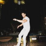 Chay Suede Instagram - Isso foi no ano novo :)) 1 - Teve hamburger e Chayzinho defumado 2 - Teve Laurinha cantando com paixão 3 - Teve a gente bem demais 4 - Como eu disse, BEM DEMAIS 5 - Defumado mas feliz da vida 6 - Aceitas? 7 - Tomando o drink que eu gosto com a mamãe que eu amo 8 - Tomando um Sal de frutas, não tava fácil 9 - Eu dançando sozinhão pra idade 10 - Laurão fazendo da vida seu próprio trio elétrico Feliz ano novo pra vocês, minha turminha amada! 🤍 Algo me diz que 2024 será o ano do #ChayChat 👁👁 Voltamos com mais notícias...