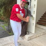 Chayanne Instagram - Aquí estoy disfrutando de estas fiestas, listo para mi turno al bate con el #7, de mi amigo y Hall of Fame, Iván Rodriguez! 🎃👻