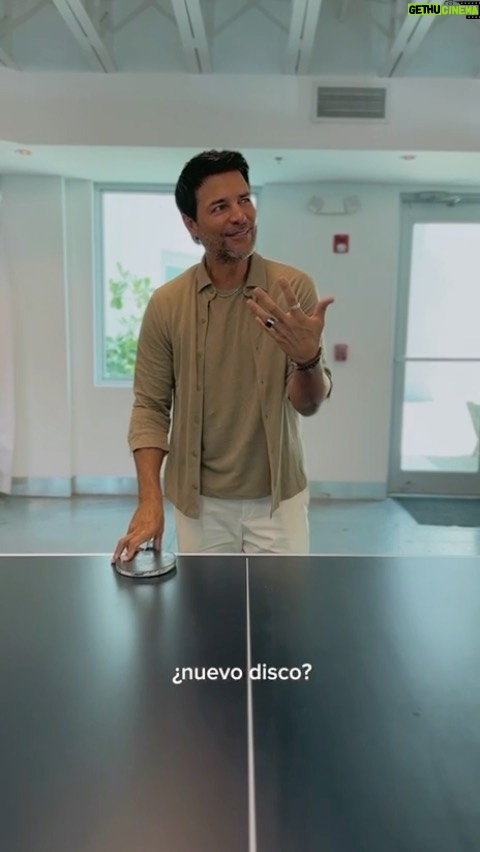 Chayanne Instagram - Hoy no es jueves de TBT, es juernes de jugar ping pong 🏓 Pero ya estoy cansado 🙈 ¿Sacamos nuevo álbum? 🤩 ¡Yo hago lo que ustedes digan! #Chayanne