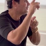 Chayanne Instagram - “Vivir Bonito” es de esas canciones que llegan directamente al corazón. ❤️