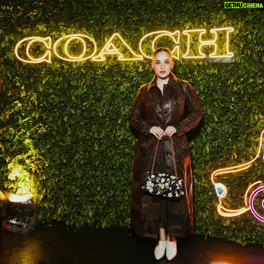 Chelsea Islan Instagram - Amazing night with COACH Friends! 🥳 Come check out world’s first The Coach Restaurant, with a vibe of New York! And also don’t forget to visit Coach Coffee Shop at Coach Grand Indonesia! #CoachNY #TheCoachRestaurant 🫰🏻
