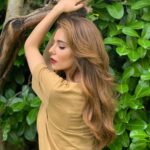 Cheryl Cole Instagram - Just hanging off a tree, as you do. Hair looks good though 😜 @easilockshair