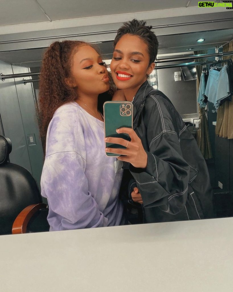 China Anne McClain Instagram - HAPPY BIRTHDAY SISTERRR 🥰🎉 @laurynmcclain i love you more than words can say :) and i’m so proud of you!! ❤️ Venice
