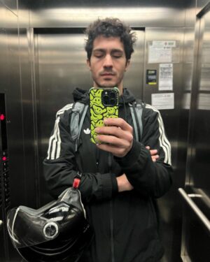 Chino Darín Instagram - Este miércoles se estrena la 2da temporada de El Reino x @chenetflix 
Este soy yo, yendo.