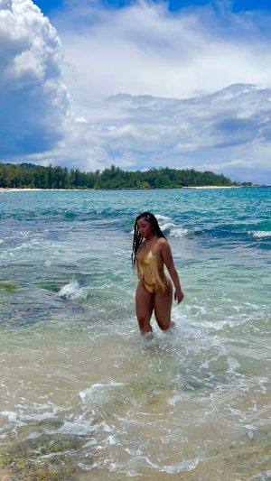 Chloe Bailey Instagram - baby finally went on vacation.. having my eat pray love moment 🌻🌊