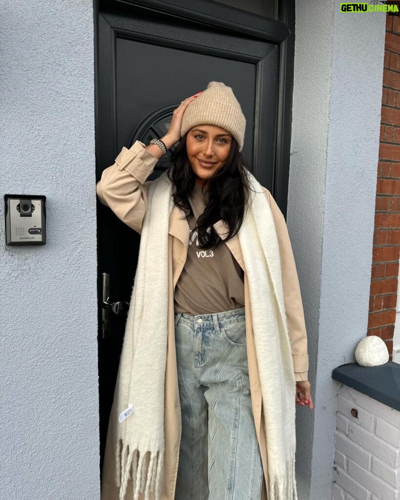 Chloe Veitch Instagram - Have a foxy new year🫶🏽 @whitefoxboutique code CHLOEV for 15% off site wide (excl sale and collabs). #whitefox ( I’m wearing, Mac jeans and top)🪩🤍🫶🏽