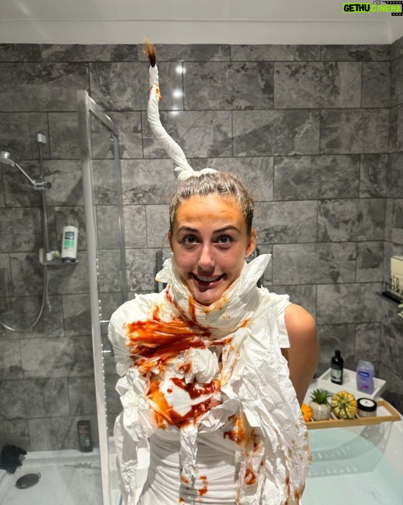 Chloe Veitch Instagram - The most scariest thing in the world, a woman on her period. I’m a tampon duh