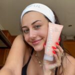 Chloe Veitch Instagram - WANNA LOOK GLOWIFIEDDDDD - Products used in my morning glow routine 🧖‍♀️ @hudabeauty “wishful Get clean” gentle foaming cleanser | @thebodyshop “CBD restoring facial oil” @thebodyshop “Vitamin C glow boosting moisturiser 🧴 workout clothes @vuoriclothing