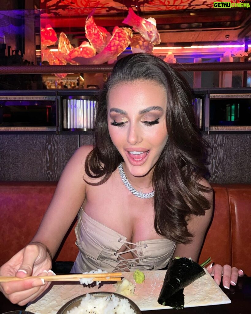 Chloe Veitch Instagram - Toxic trait no 2. Thinking I can eat w/ chopsticks 🥢