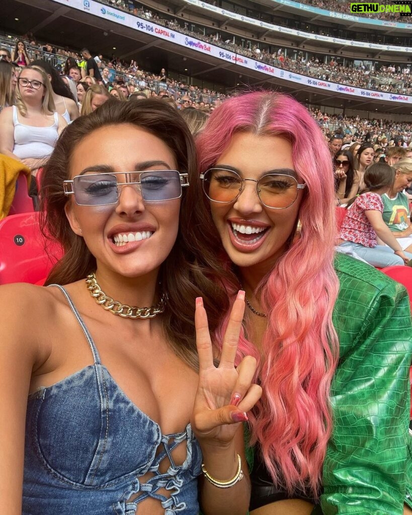 Chloe Veitch Instagram - HAPPY ST PATRICKS DAY - to all my Irish followers and my best friend 🍀