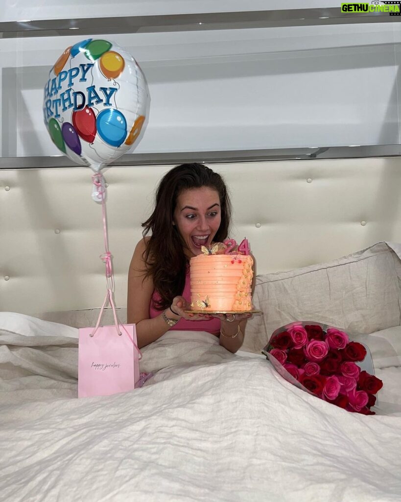 Chloe Veitch Instagram - IM THE BIRTHDAY GIRL💗 thank you for all of your beautiful birthday wishes! I am 20 FUGGIN 4 and I’m grateful for all of the people I’ve met in my life, I am grateful god has blessed me to be able to make 24 with all of the memories I have made so far.😭🎉💗