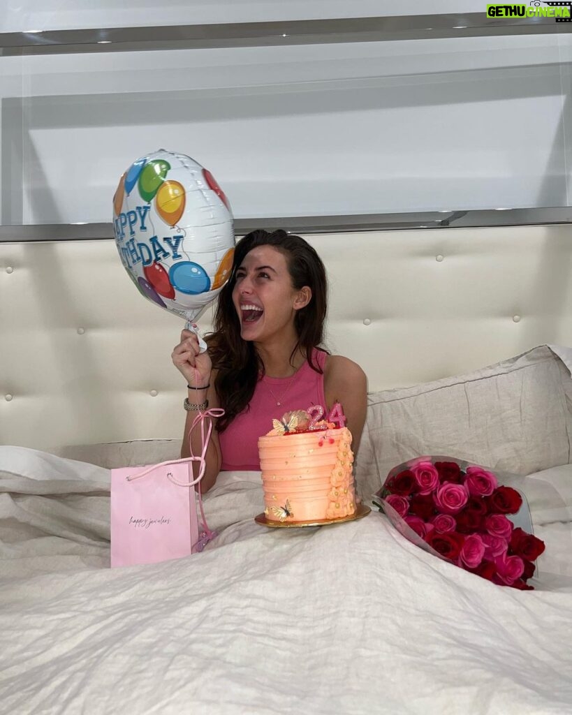 Chloe Veitch Instagram - IM THE BIRTHDAY GIRL💗 thank you for all of your beautiful birthday wishes! I am 20 FUGGIN 4 and I’m grateful for all of the people I’ve met in my life, I am grateful god has blessed me to be able to make 24 with all of the memories I have made so far.😭🎉💗