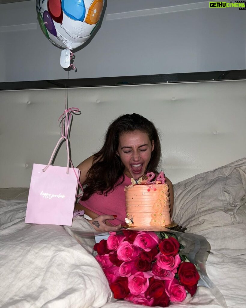 Chloe Veitch Instagram - IM THE BIRTHDAY GIRL💗 thank you for all of your beautiful birthday wishes! I am 20 FUGGIN 4 and I’m grateful for all of the people I’ve met in my life, I am grateful god has blessed me to be able to make 24 with all of the memories I have made so far.😭🎉💗