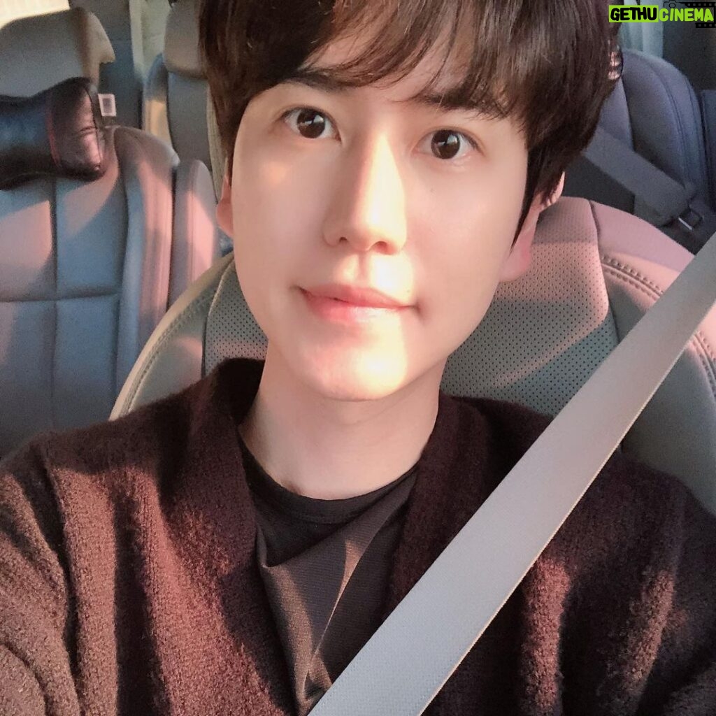 Cho Kyu-hyun Instagram - 민간인규~~ 퇴근길~~ 앞으로 함께할 수 많은 공연과 음악 기대 해 주세요!! 나 노래 늘었다!! 슈주 완전체도 많이 기대해주세요!! 요즘 사진 어플이 너무 좋군 허허허허헣 오늘은 꿀잠자야지 10시간자야지 아주그냥 오후 12시까지 자야지!!!! 자고 일어나서도 두시간동안 뒹굴뒹굴 해야지!!