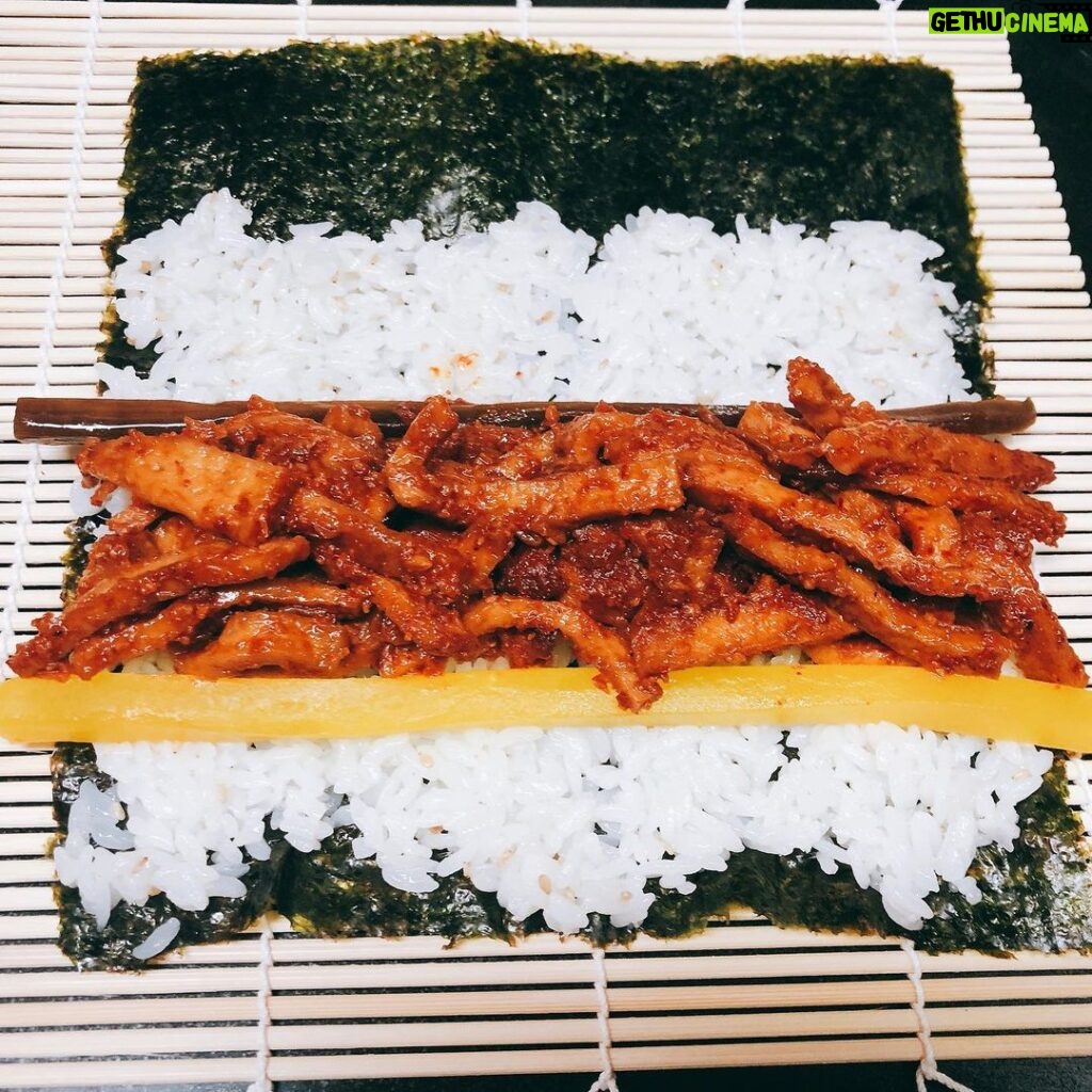 Cho Kyu-hyun Instagram - 김밥을 만들어 보았어요.. 안에 재료들이 자꾸 빠져나와서 승질나요.. #김밥만들규 #맛있규 #다이어트망해써 #불어묵김밥 #참치마요김밥