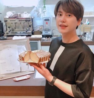 Cho Kyu-hyun Instagram - 간만에 momhouse cafe 인싸놀이!!! 거울셀카!!!!! 비 조심! 더위 조심!!^^ #규현 #맘하우스 #momhouse @mom.cafe.kr