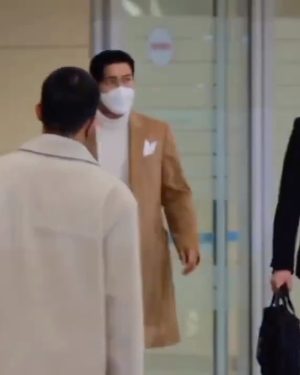 Choi Si-won Instagram - 잘 도착했습니다. 며칠 사이 많이 추워졌네요. 오늘 공항에서 반겨주신 모든 분들 감사합니다. 조심해서 들어가세요. 🙆🏻‍♂️