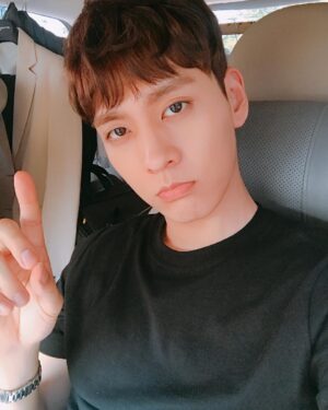Choi Tae-joon Instagram - 자..자켓 더..더워