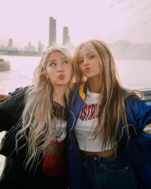 Chonnasorn Sajakul Instagram - Reunited in Korea 🇰🇷 혜윤이 안지 오래되지 않았지만 우리는 너무 오랫동안 못 본 자매 같네! 계속 생각을 해도 너무 신기해!! 그동안 너무 고생이 많았어 혼자 미국에 가서 활동하는거 너무 멋있더라고 🥹

나는 이쪽 일이 하면서 좋은 친구 사귀기가 참 힘들고 사람도 잘 안 믿게 들었는데 너를 만나고 나서 ‘이 친구는 나한테 너무 소중하다’는 생각이 들었어! I’m so happy to be able to see you since you were in a group and now working hard to start your solo career. You’ll have my support in whatever you do.
 이제 솔로 활동 할거니까 많이 힘들겠지만 너는 할수있을거야! 너 외롭지않게 LA자주 놀러 갈겡 I hope I’ll be able to fly my puppy to go play with 두부 next time too.

Everyone please show my friend all the love and support on her new journey 🤍