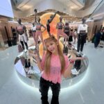 Chonnasorn Sajakul Instagram - Congratulations @nike on the new store opening at Orchard Road 🫶🏼 I’m so happy and honored to be a part of the Nike family. This Nike store feels more like a Nike MALL to me honestly… THIS PLACE IS HUGE, and I swear they have all the products you need in there 👀 If you guys are ever in Orchard Road, don’t forget to come and customize your own t-shirt at the store, you won’t regret it 😃 @nikesportswear #TeamNike #NikeOrchardRoad Singapore