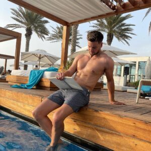 Chris Hughes Instagram - What am I reading… the best wrong answer 📖🤓 prize to the winner! 

Could live here so easy, what a place! @visitabudhabi @saadiyatbeachclub #SummerInAbuDhabi #SaadiyatBeachClub ad