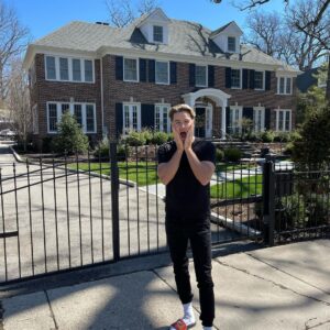 Chris Hughes Instagram - The ‘Home Alone’ House; can’t tell you how buzzing I was to be here 😍 ps second pic kinda obligatory