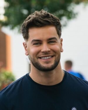 Chris Hughes Instagram - Smiling at work yesterday. I’m enjoying things at the moment, and enjoying a second season working on the cricket coverage with @bbcsport! 

@styco.pics 📸 with the snap!