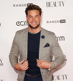 Chris Hughes Instagram - This week was a wholesome one 📸 

Beauty awards, facials and an amazing wedding. @almurph18 + @woodyandkleiny, that was one of the best weddings I’ve witnessed, a real movie 🥹🫶🏼 Good old week 🤝🏼