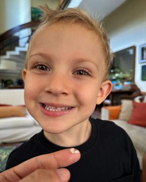 Christian Figueiredo Instagram - resumo do fds em família 🥰

1) gael quebrou o dente (de novo) 😮‍💨
2) a foto que mandei pro @paulobonavides
na hora do inusitado acontecimento! 😂
3) o @gael aprendeu uma lição esse fds 🤪
4) levamos o nikki na obra da casa nova
(ele falando “casa nova” 🥹)
5) spoiler da nossa suíte 70% 😎
6) nikki amando espinafre é tudo pra mim! 🤣
7) o gael falou: “papai, olha aqui! eu sou o zé meleca”
(tive que bater uma foto HAHAHAHAHA) 😅
8) nosso mini modelo já escolhe os próprios looks! 😍
9) minha mãe matando a saudade do neto 💛
10) meu pôr do sol é minha fonte de energia ☀️