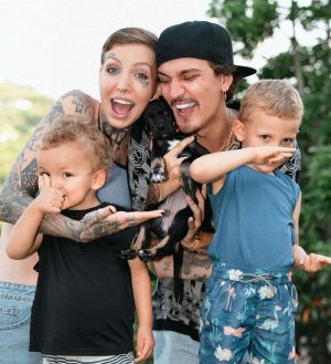 Christian Figueiredo Instagram - A FAMÍLIA AUMENTOU! 👨‍👩‍👦‍👦🐱🐱🐶
sim, adotamos uma cachorrinha! e agora precisamos da ajuda de vocês! qual nome devemos colocar? ela tem cara de quê? 🥹❤️