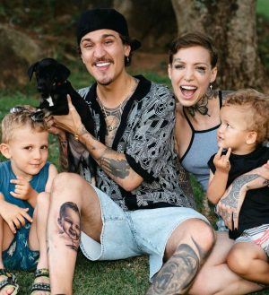 Christian Figueiredo Instagram - A FAMÍLIA AUMENTOU! 👨‍👩‍👦‍👦🐱🐱🐶
sim, adotamos uma cachorrinha! e agora precisamos da ajuda de vocês! qual nome devemos colocar? ela tem cara de quê? 🥹❤️