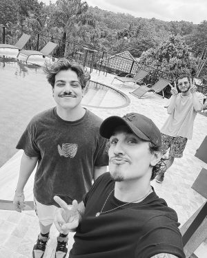 Christian Figueiredo Instagram - FIM 💔
.
.
.

sim! o fim…. de mais um fim de semana delicioso! 😂☀️
dessa vez com o @t3ddyyyy e o @mauronakada, que vieram completar a TRUPE 20:07 por aqui! 💛🥹✨