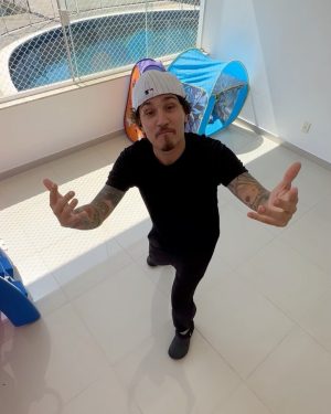 Christian Figueiredo Instagram - resumo do fds em família 🥰

1) gael quebrou o dente (de novo) 😮‍💨
2) a foto que mandei pro @paulobonavides
na hora do inusitado acontecimento! 😂
3) o @gael aprendeu uma lição esse fds 🤪
4) levamos o nikki na obra da casa nova
(ele falando “casa nova” 🥹)
5) spoiler da nossa suíte 70% 😎
6) nikki amando espinafre é tudo pra mim! 🤣
7) o gael falou: “papai, olha aqui! eu sou o zé meleca”
(tive que bater uma foto HAHAHAHAHA) 😅
8) nosso mini modelo já escolhe os próprios looks! 😍
9) minha mãe matando a saudade do neto 💛
10) meu pôr do sol é minha fonte de energia ☀️