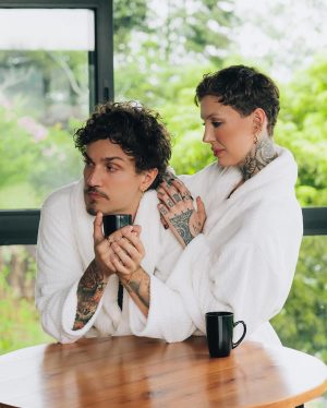 Christian Figueiredo Instagram - o que vocês acham que o Chris falou pra mim?! 😱🫢😂 aproveitando cada cantinho da nossa suíte 🖤