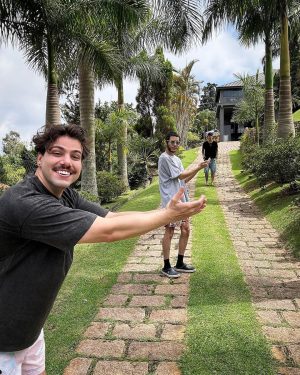 Christian Figueiredo Instagram - FIM 💔
.
.
.

sim! o fim…. de mais um fim de semana delicioso! 😂☀️
dessa vez com o @t3ddyyyy e o @mauronakada, que vieram completar a TRUPE 20:07 por aqui! 💛🥹✨