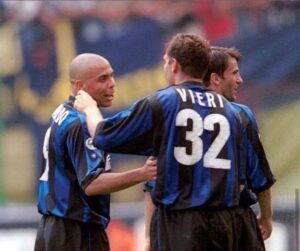 Christian Vieri Instagram - Bap bap ⚽️⚽️⚽️⚽️⚽️ @ronaldo