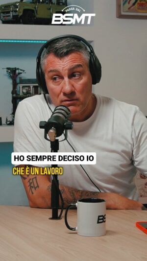 Christian Vieri Instagram - Io ho capito una cosa, forse prima degli altri: è un lavoro.
Tutte le bandiere che conosco io l'hanno preso solo nel c**o 😅🔥⚽️

@christianvieri è passato dal BSMT. Una chiacchierata che va davvero oltre ciò che siamo abituati a vedere e sentire. Ciò che più mi ha colpito di Bobo oltre alla sua carriera, i suoi goal, la sua storia personale e le sue avventure, è l'autenticità con cui ha sempre affrontato la vita ma sopratutto la sua capacità di intercettare e comprendere il futuro. Qualcosa di raro tra gli atleti ed ex atleti di quel livello.
Ogni cambiamento della società, tecnologico e umano, che spesso viene vissuto da molti con paura e diffidenza,  da Bobo è vissuto come un'opportunità e questa cosa cambia tutto. Puntata atomica 💪🏻

NON PERDERTI L'EPISODIO COMPLETO SU YT E SPOTIFY #PassaDalBSMT 🚨🚨 @bsmt_basement