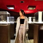 Christine Chiu Instagram - 100 Carats: Icons of the Gem World at The Natural History Museum of Los Angeles 💎 Thank you @nhmla for this special viewing and dinner celebrating the most exquisite and rare gems all weighing 100ct + ! @drchiubhps loved the science surrounding these precious natural treasures of the earth AND that nothing was for sale 😆😅🤣🤣 All I want for Christmas is world peace and Jonker 1 - the 125.35ct flawless D colored diamond first discovered in 1934. The rough crystal was over 726 carats and was cut into 13 distinct stones. The Jonker is the largest. The gem was purchased by the king of Egypt in 1949 and disappeared in 1952. in the 1970s the gem reappear under the ownership of Queen Ratna of Nepal. It was then sold to an anonymous buyer who remains so until today. Guess which stone in slide 9 is the world’s most rare? exhibition is open to the public on December 8th! 📸 @victoriasirakovaphotographer Natural History Museum of Los Angeles County