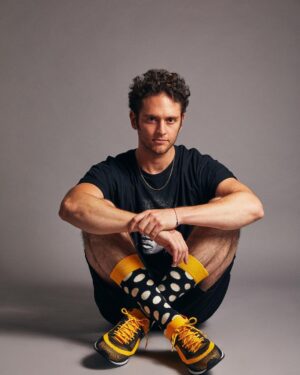 Christopher Von Uckermann Instagram - Over the next few months I’ll be musically experimenting. I’m on a journey of getting to know myself even more. An internal musical journey without limits. 
⚡️💜✨
Se vienen meses de experimentación musical. Voy camino a conocerme mas. Un viaje musical interno sin limites.
#healtogether #unity #christophervuckermann #christophervonuckermann #weareone