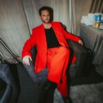 Christopher Von Uckermann Instagram - Quienes ya lo vieron en el escenario, saben que Christopher von Uckermann lo está dando todo en el Soy Rebelde Tour de RBD 🔥 y, ahora que estuvimos backstage con él, descubrimos que la energía que desborda en cada show la trae ya a flor de piel desde antes de que comience la presentación. En exclusiva, @frescolns nos comparte imágenes de lo que vive Christopher junto a su equipo en los minutos previos al inicio de los conciertos. 😎 . . . . #christophervonuckermann #rbd #soyrbeldetour (Fotos: @frescolns)