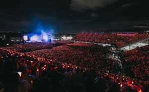 Christopher Von Uckermann Instagram - Ver esto en mi país me llena de alegría y agradecimiento.🙌⚡️
Mi primer foro sol👏👏
Este tour ha sido una gran bendición y también ha tenido pruebas muy duras.
Les comparto que hay días en los que pensé que no podría salir a cantar por temas de salud.
Ha sido la energía colectiva de todos ustedes la que me ha ayudado a sanar!
A seguir brillando y manifestando luz juntos!!
Nos vemos estos días⚡️⚡️
@frescolns 

#forosol #soyrebeldetour #christopheruckermann #christophervuckermann #rebelde