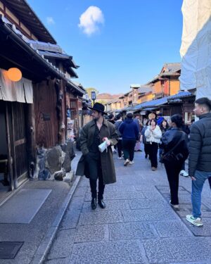 Christopher Von Uckermann Instagram - Siento una conexión muy profunda con la cultura Japonesa. 
Calles de Kyoto antiguo.
👘