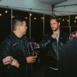 Christopher Von Uckermann Instagram - Quienes ya lo vieron en el escenario, saben que Christopher von Uckermann lo está dando todo en el Soy Rebelde Tour de RBD 🔥 y, ahora que estuvimos backstage con él, descubrimos que la energía que desborda en cada show la trae ya a flor de piel desde antes de que comience la presentación. En exclusiva, @frescolns nos comparte imágenes de lo que vive Christopher junto a su equipo en los minutos previos al inicio de los conciertos. 😎 . . . . #christophervonuckermann #rbd #soyrbeldetour (Fotos: @frescolns)